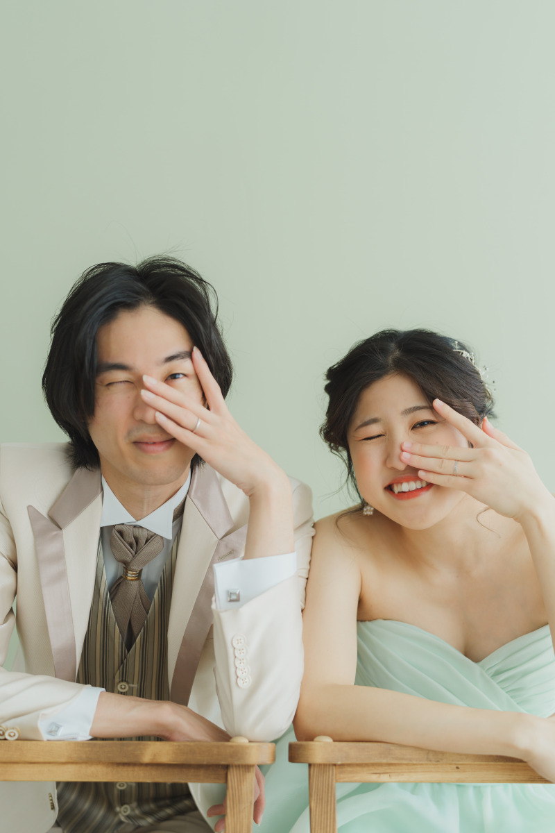 指輪を見せつつ