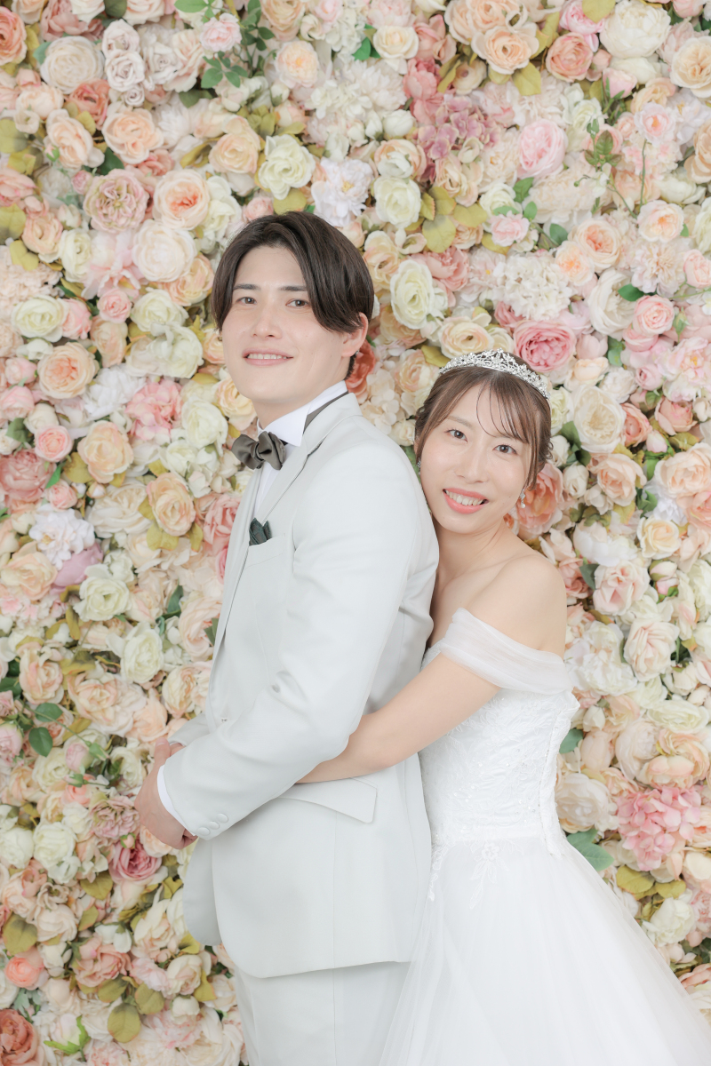 新婦様からバックハグ