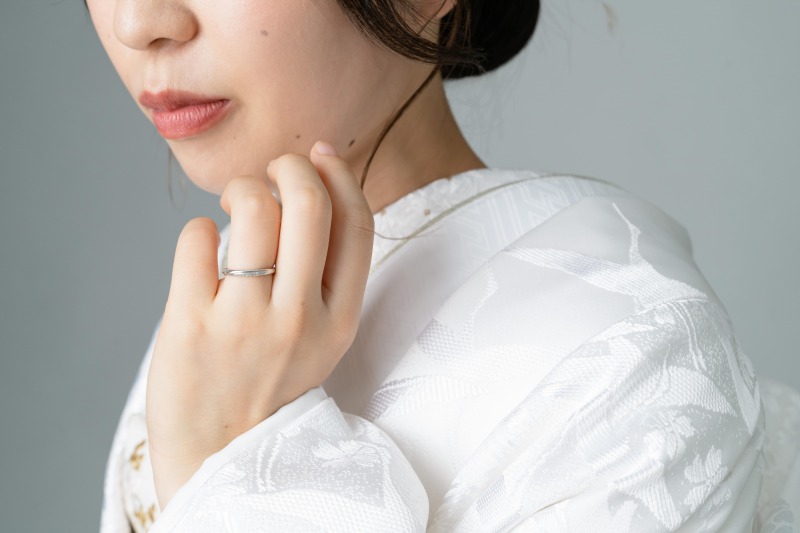 指輪も際立つシンプル背景