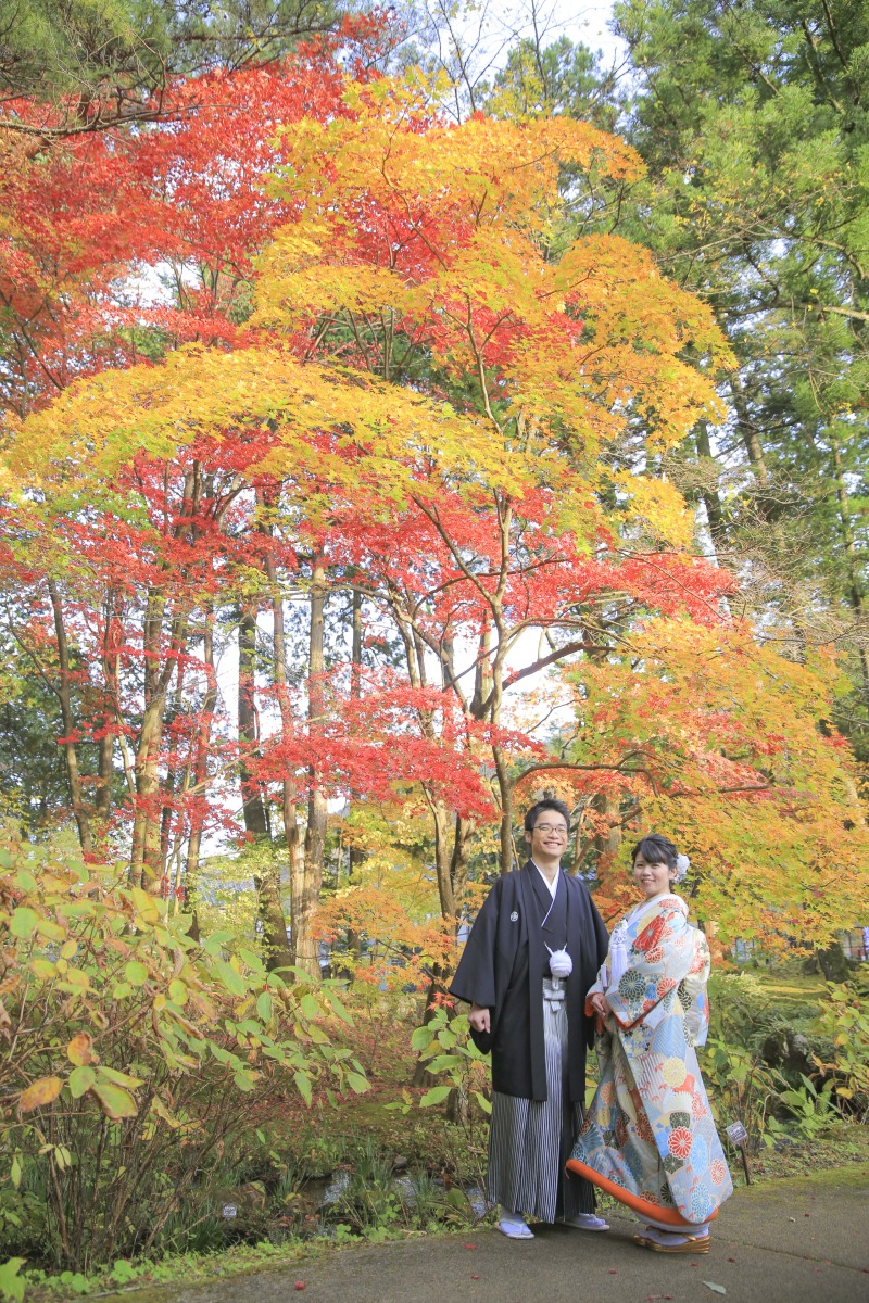 紅葉を背景に!