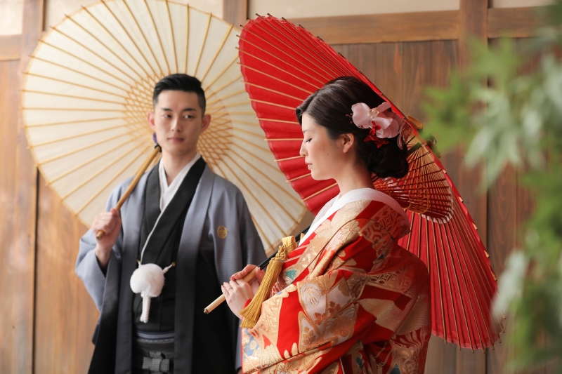 新婦さんを見つめる新郎さん