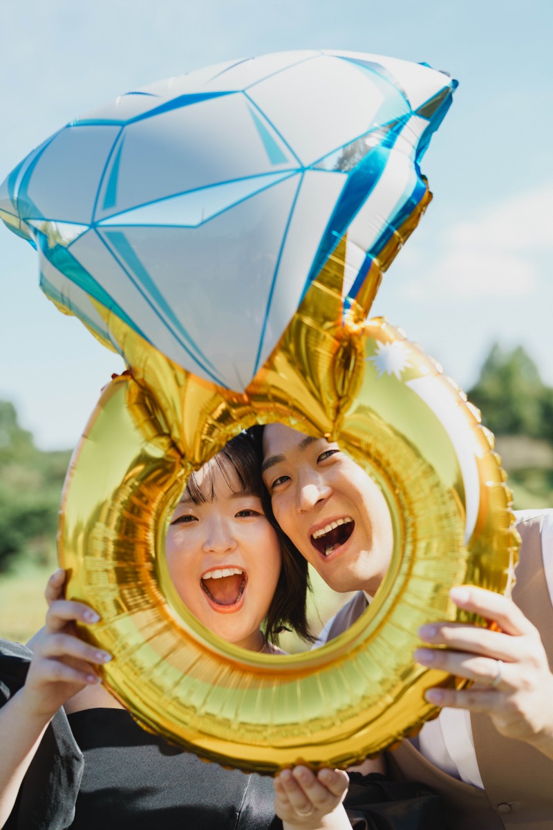 指輪の間から！