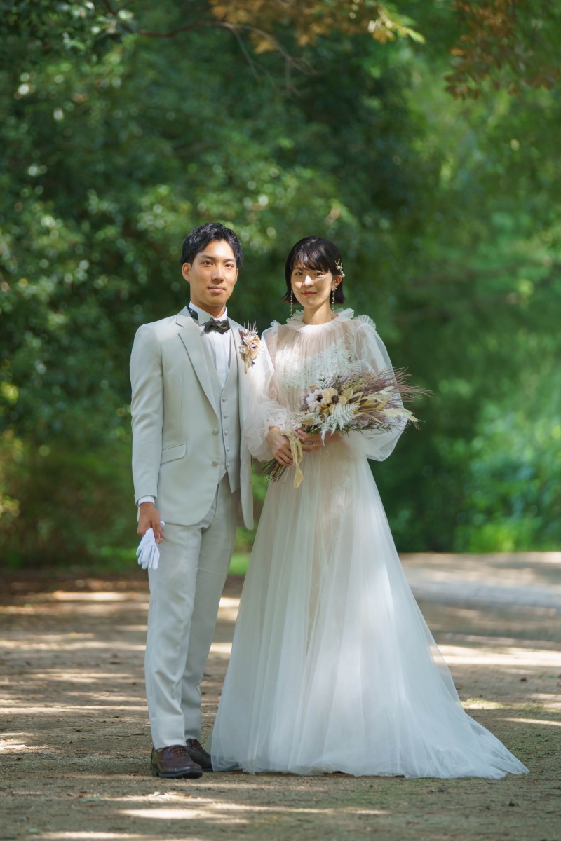 フォーマルな立ち姿から。