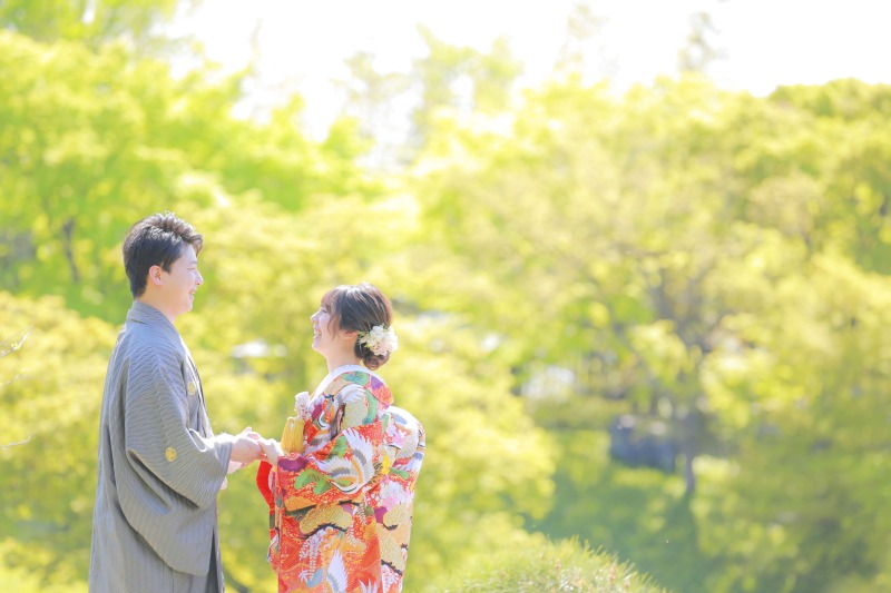 綺麗な緑がお二人を映えさせます♫