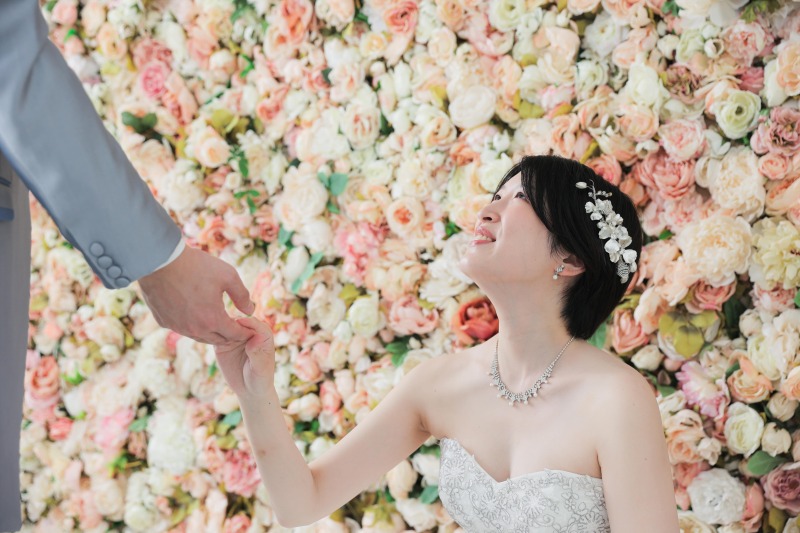 お花に囲まれたような背景も