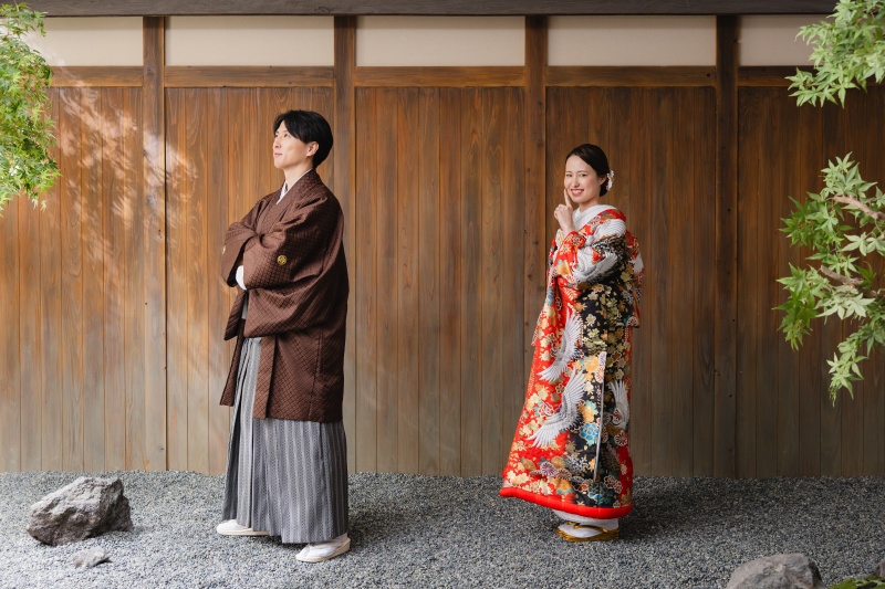 しーっとポージングして