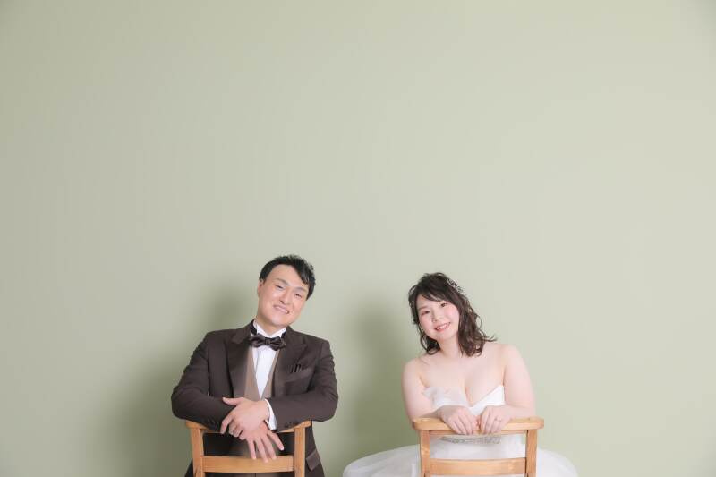 椅子に座って可愛く