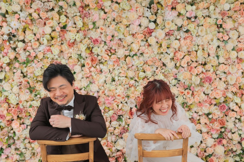 お花ぎっしりの背景で