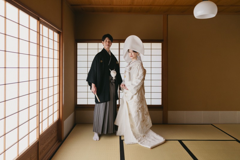 和室で着物をおろして