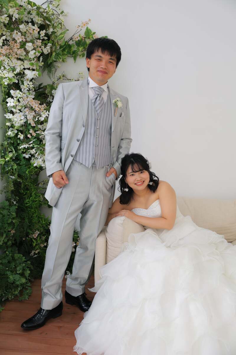 ソファーに腰掛けて