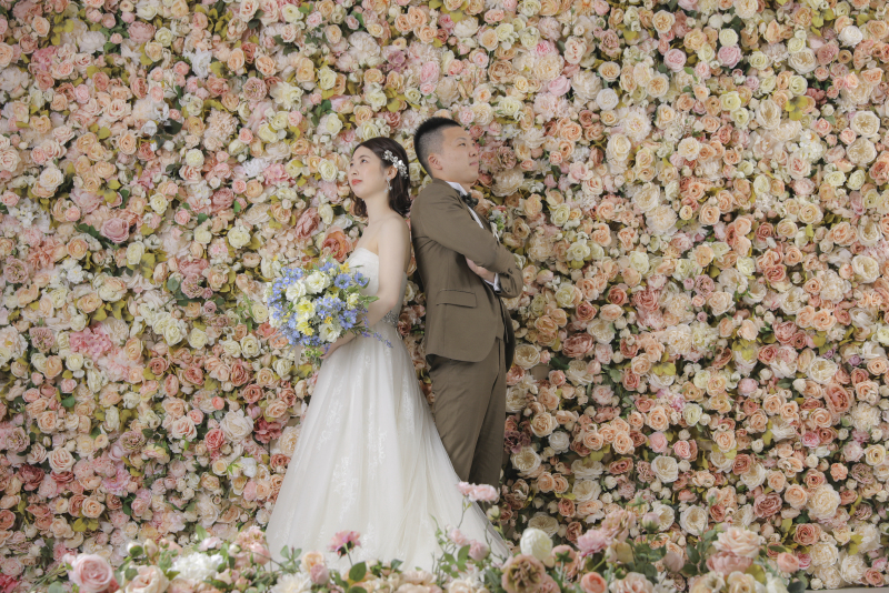 大　人　気の花の前で