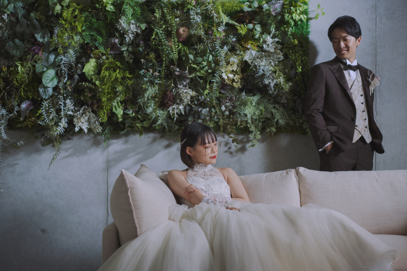 優しく見つめる