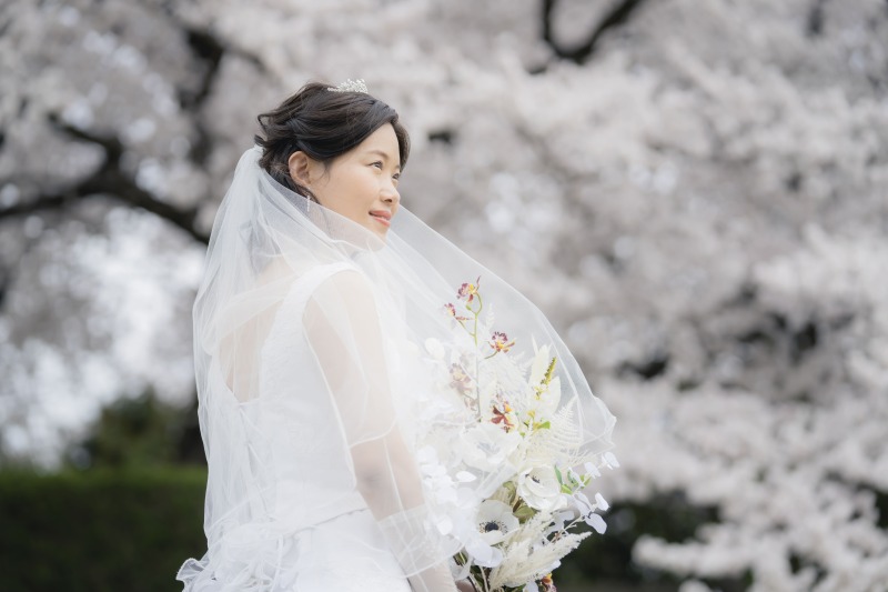 髪型はハーフアップで