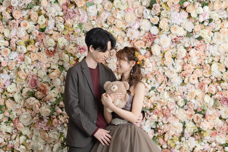 フラワーウォールの前でも