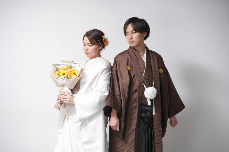 プレゼントの花束を持って。