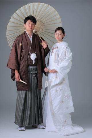 シンプルに無地背景でお二人らしいお写真を！！