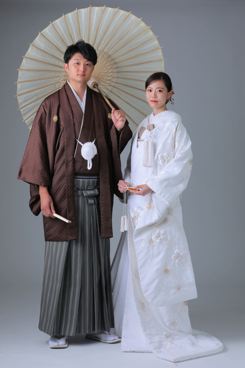 シンプルに無地背景でお二人らしいお写真を！！