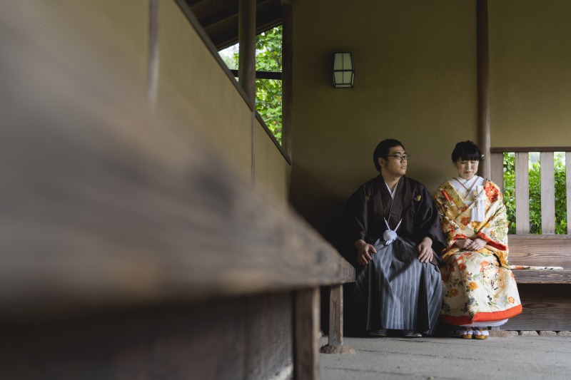 屋根の下で休憩がてら...