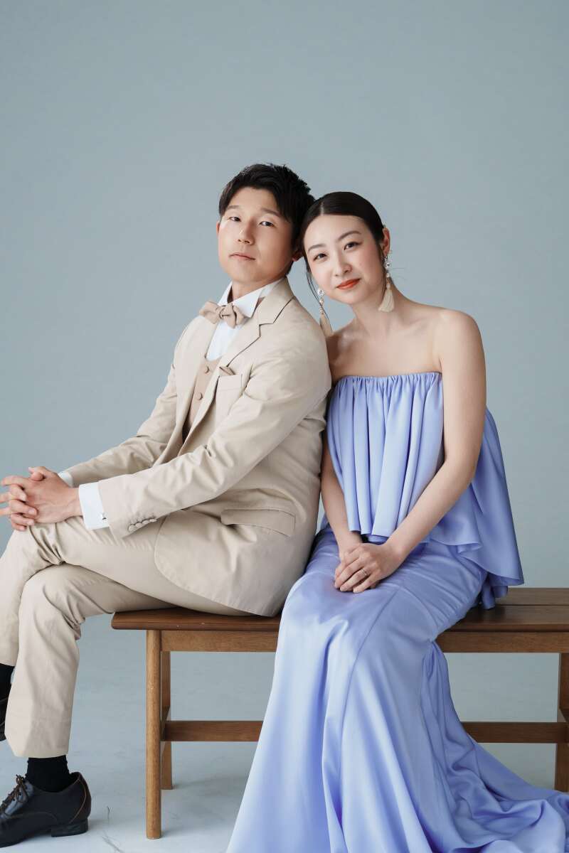 寄り添うポーズで