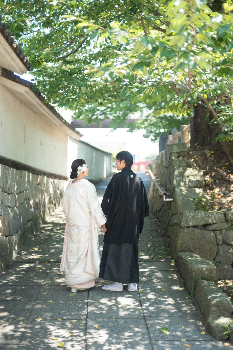 お二人の後ろ姿と和な小道がマッチしていますね。