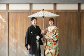 スタジオで和装と洋装の撮影