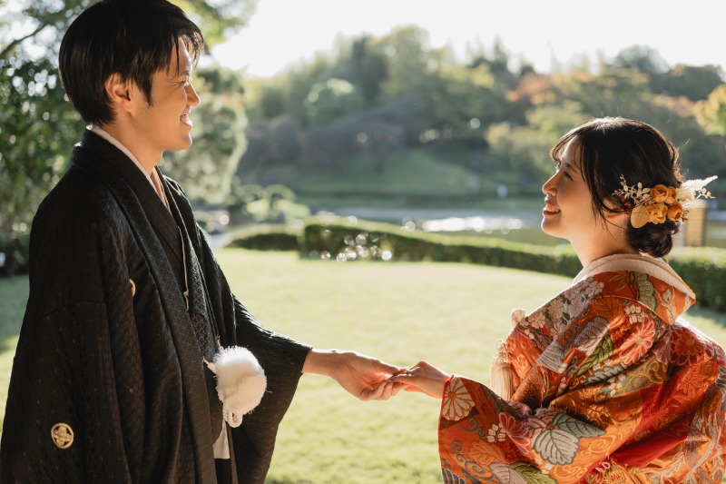 手を取り合って