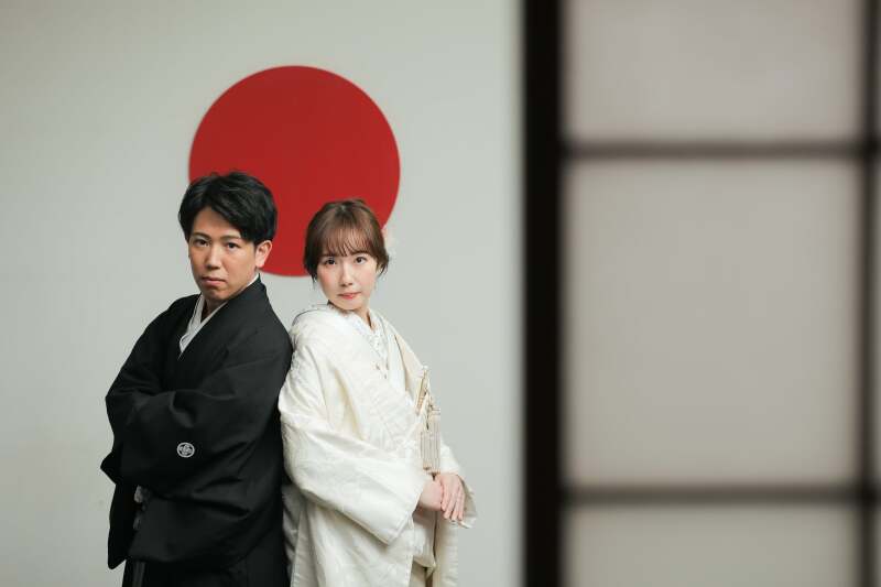 日の丸を背景に