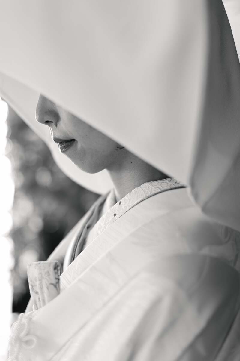 新婦さんは綿帽子をつけて