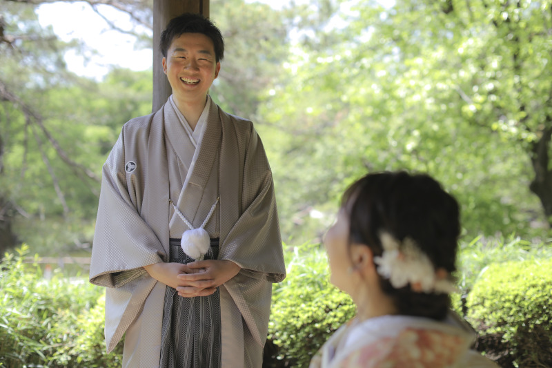 新郎様を見つめる