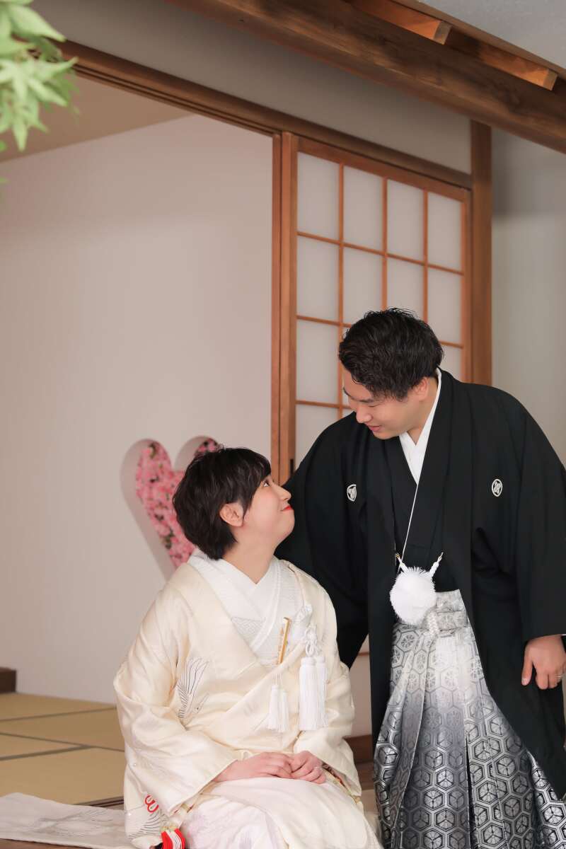 和装でも見つめ合い