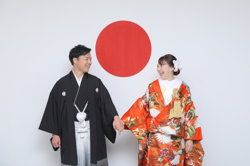 日の丸をバックに