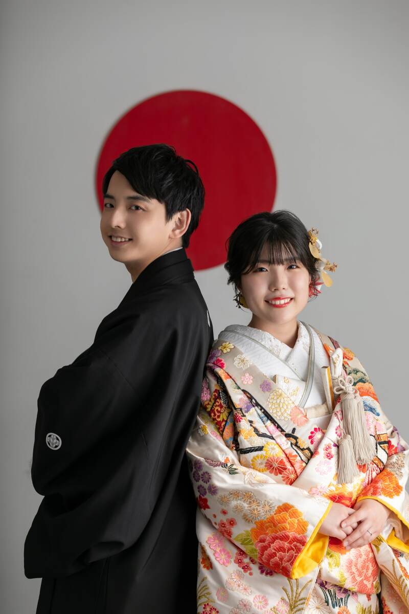 日の丸を背景に