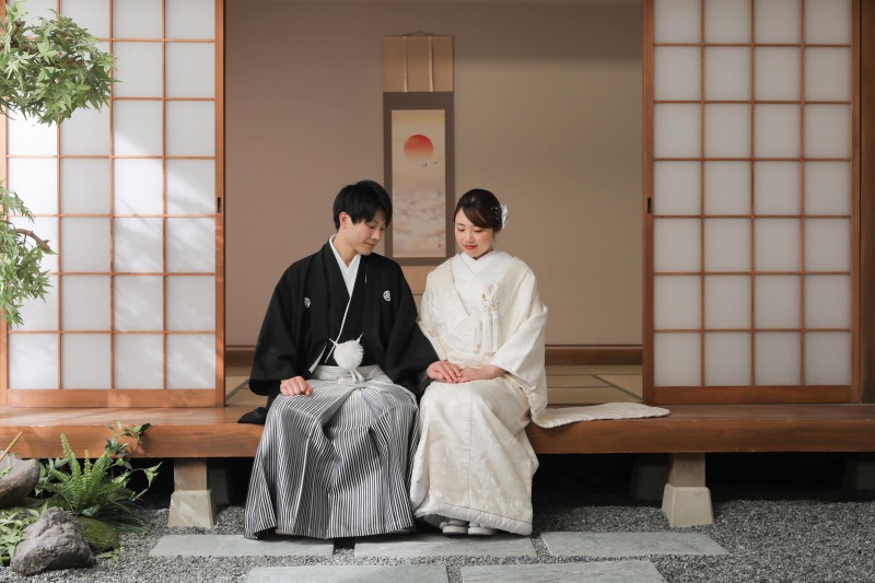 お茶室をバックに