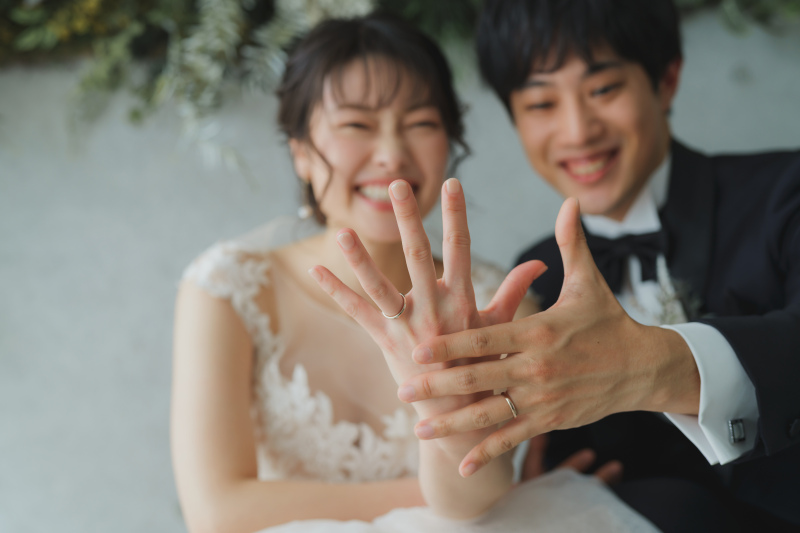 指輪を見せて