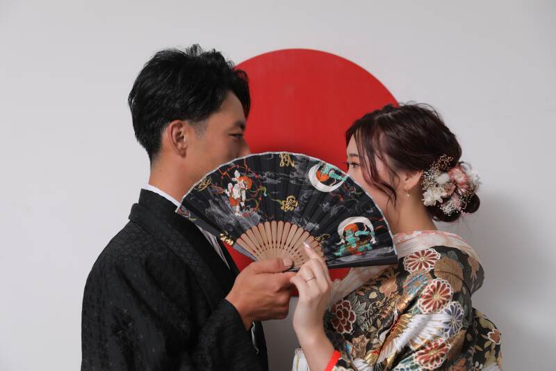 口元を隠して……