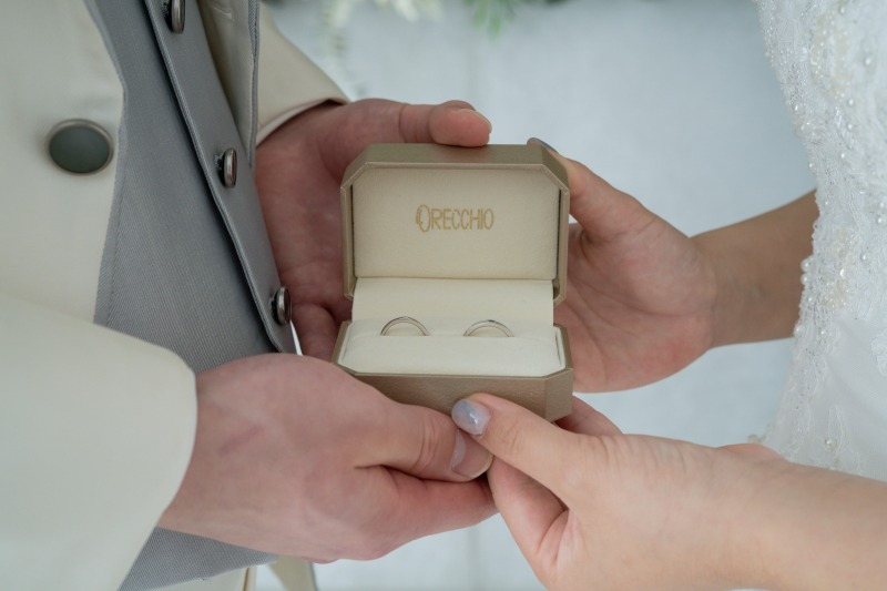 手を取り合って