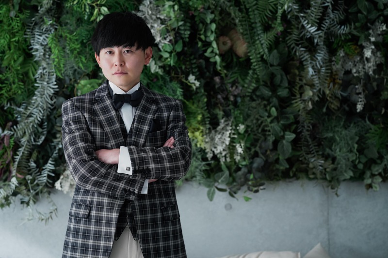 新郎様はクールな表情で