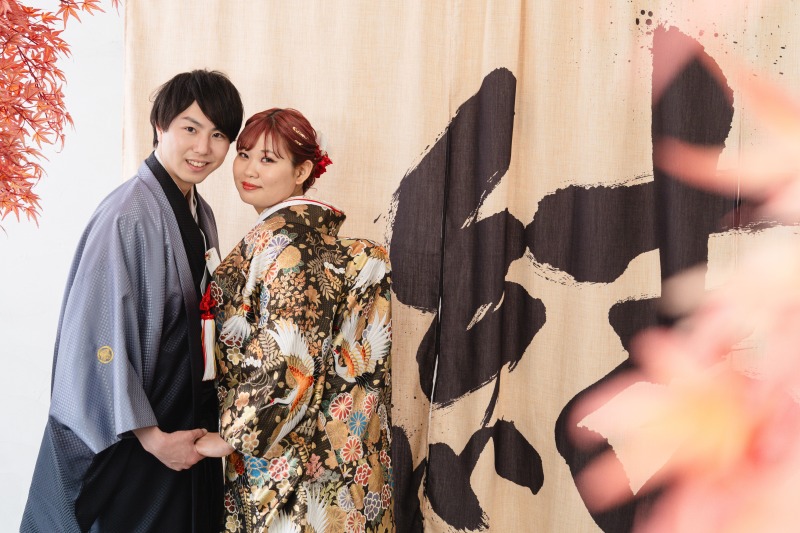 暖簾の前で寄り添って