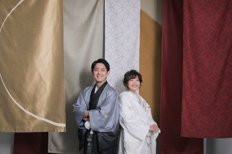 七宝柄の背景の前で・・・