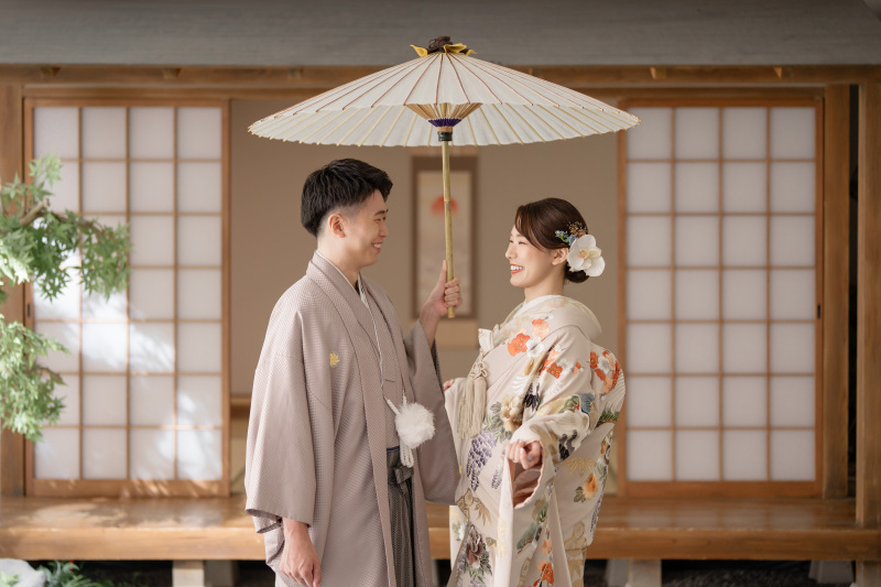 番傘の下で見つめ合って