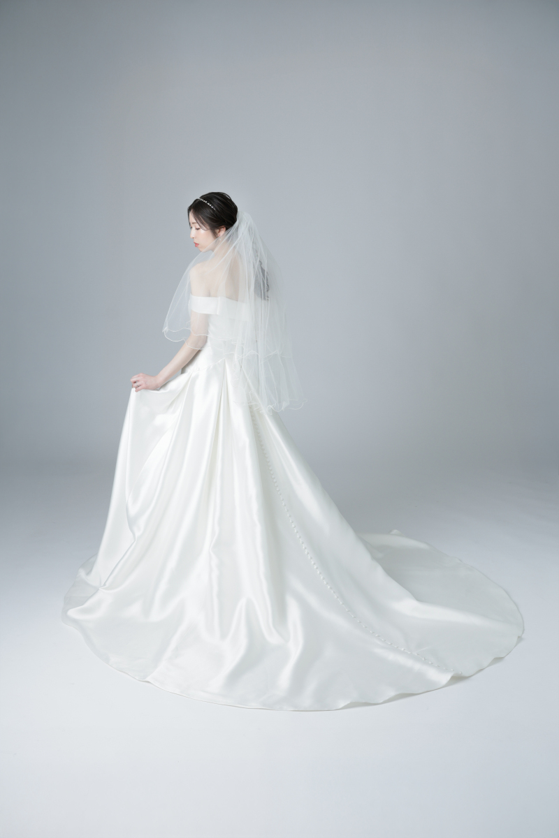 ドレスの後ろ姿