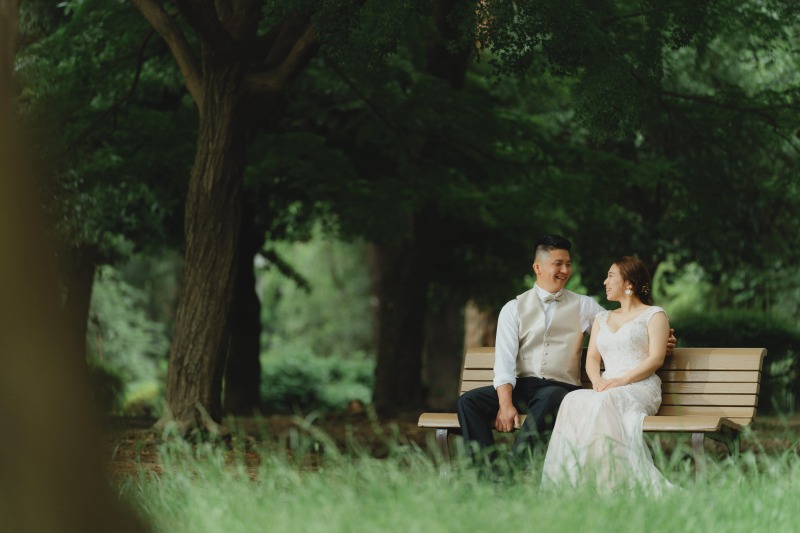 ベンチに座って