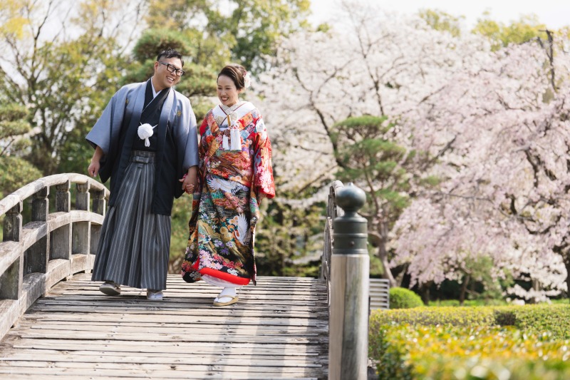 仲良く手を繋いで