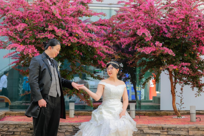 手を取り合って