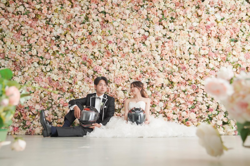 色とりどりの花に囲まれて