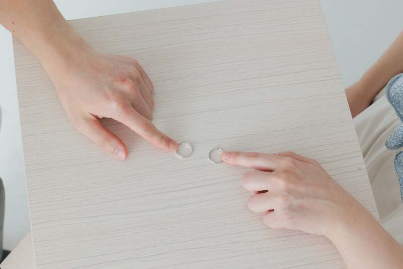 お二人のリングとお手元のカットも
