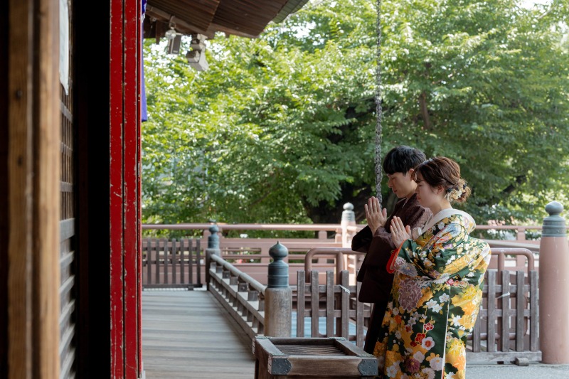 おふたりで手を合わせて