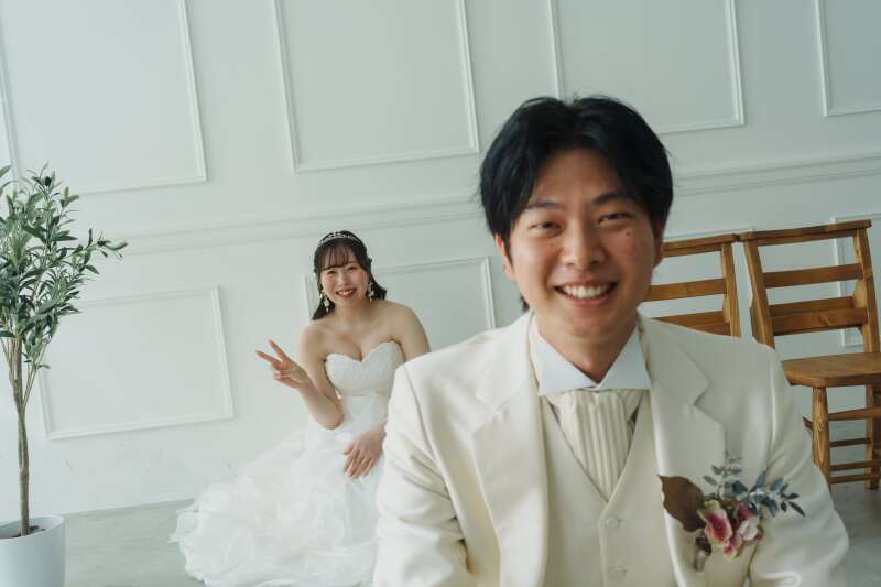 近づく新郎さん