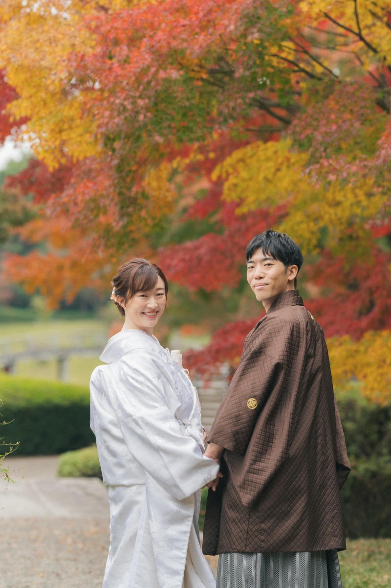 紅葉をバックに