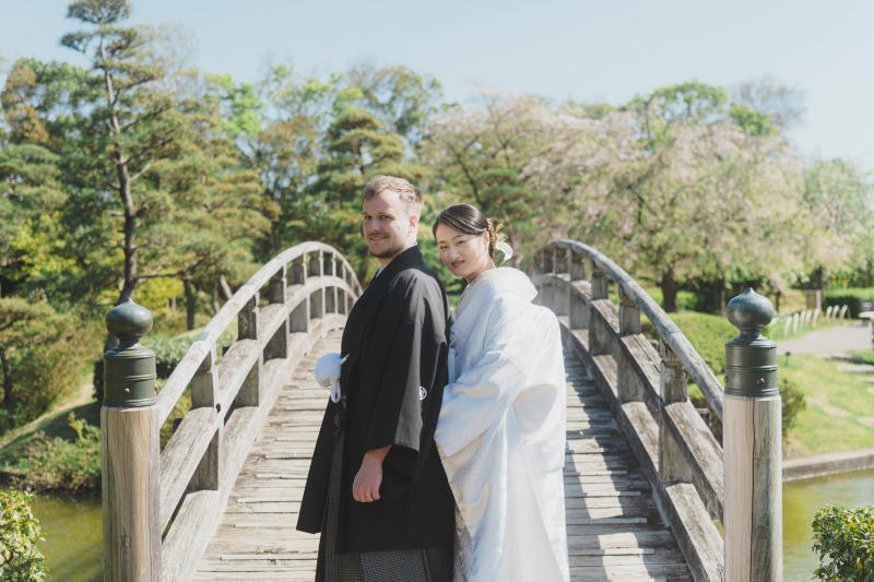 橋のところで。